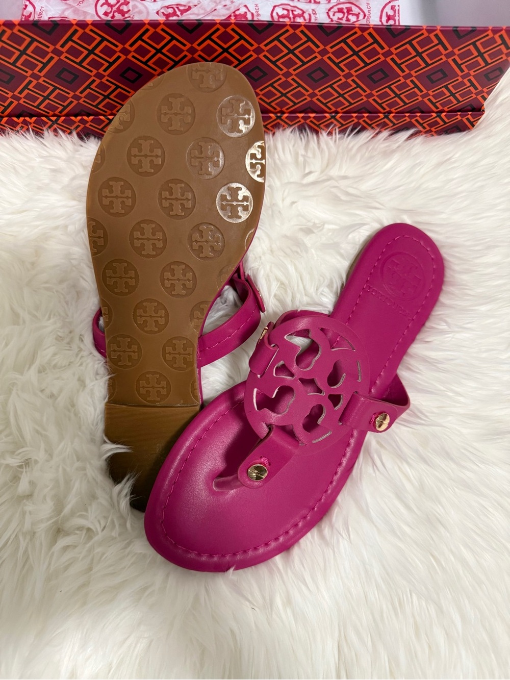 Tory Burch Fuchsia Miller Cutout Leather Thong Sandals - Picture 2 of 3